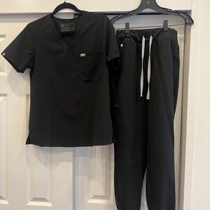 FIGS Women’s Catarina scrub top and Zamora jogger pants black